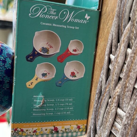 Pioneer Women S&P Shaker & Measuring Cups Bundle - Picture 5 of 6